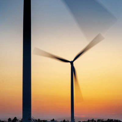 To vindmøller i bevægelse med aftensol