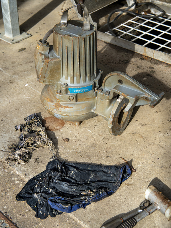 Tøj i en spildevandspumpe stopper det hele til, og så er det dig, der i sidste ende betaler prisen