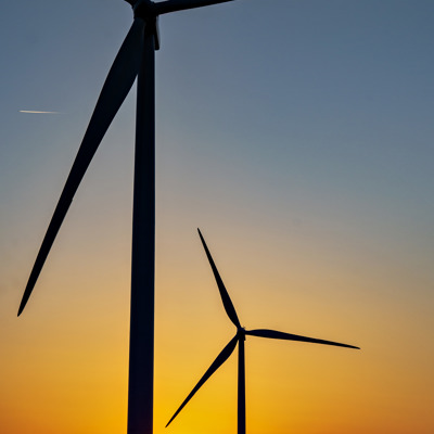 To vindmøller med aftensol