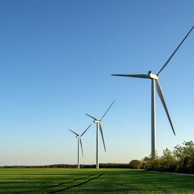 Tre vindmøller med aftensol