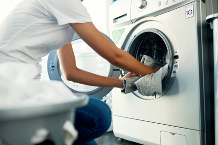 Fyld vaskemaskinen helt op og vask ved lavere temperaturer